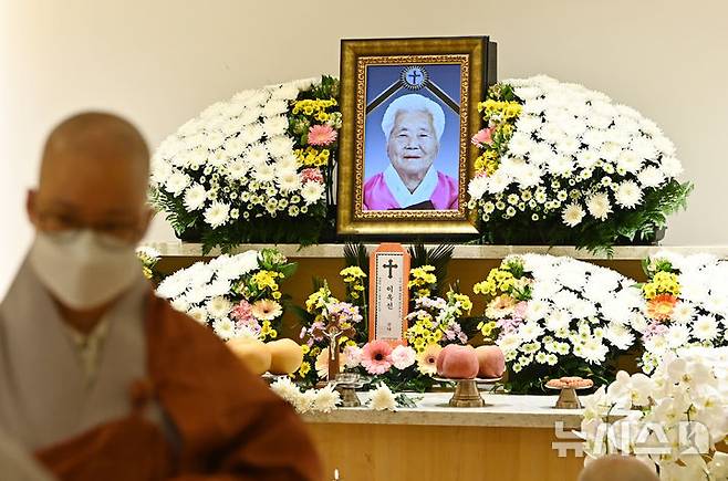 [용인=뉴시스] 김종택 기자 = 12일 일본군 위안부 피해자 이옥선 할머니의 빈소가 마련된 경기 용인시 쉴낙원 경기장례식장에서 조문객들이 조문하고 있다. 이 할머니의 별세로 정부에 등록된 일본군 위안부 피해자 240명 중 생존자는 6명이 됐다. 2025.05.12. jtk@newsis.com