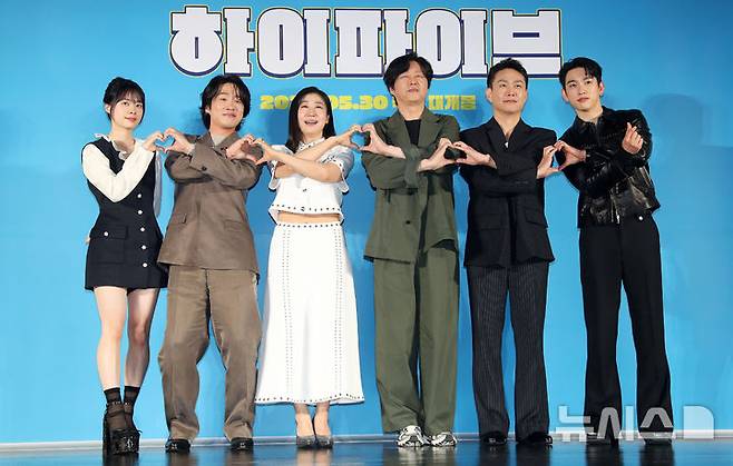 [서울=뉴시스] 김혜진 기자 = 배우 이재인(왼쪽부터), 안재홍, 라미란, 김희원, 오정세, 박진영이 12일 오전 서울 광진구 롯데시네마 건대입구에서 열린 영화 '하이파이브'(감독 강형철) 제작보고회에서 포즈를 취하고 있다. 2025.05.12. jini@newsis.com