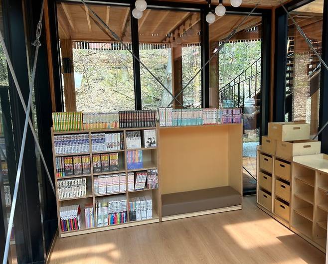 [대구=뉴시스] 대구 달성군 유가읍 비슬산 자연휴양림에 조성된 무인 숲속 책방. (사진=달성군 제공) 2025.05.12. photo@newsis.com *재판매 및 DB 금지