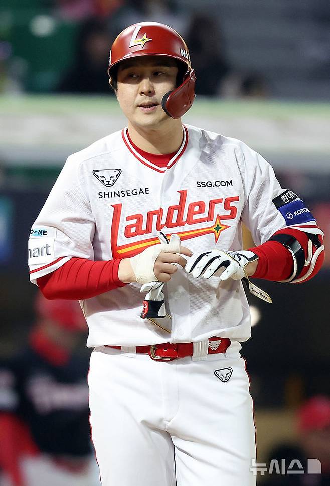 [인천=뉴시스] 이영환 기자 = 11일 오후 인천 미추홀구 SSG랜더스필드에서 열린 2025 프로야구 KIA 타이거즈와 SSG 랜더스의 더블헤더 2차전 경기, 7회말 1사 주자없는 상황에서 SSG 최정이 볼넷을 얻어내고 있다. 2025.05.11. 20hwan@newsis.com