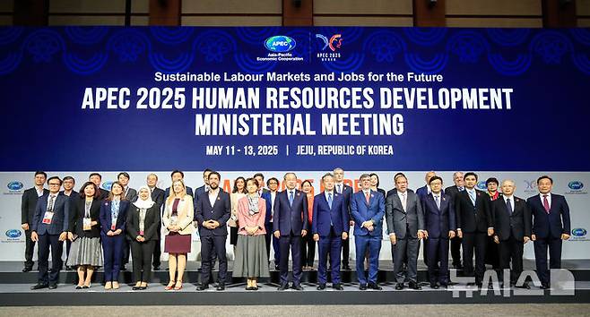 [서귀포=뉴시스] 우장호 기자 = 12일 오전 서귀포시 제주국제컨벤션센터에서 열린 아시아태평양경제협력체(APEC) 고용노동 장관회의에서 주요국 참석자들이 기념촬영을 하고 있다.한국에서 APEC 고용노동 장관회의가 열린 건 1997년 서울에서 개최된 이후 28년 만이다. APEC 고용노동 장관회의는 2014년 베트남 회의 이후 중단됐다가 회원국들의 합의로 11년 만에 열렸다. 2025.05.12. woo1223@newsis.com