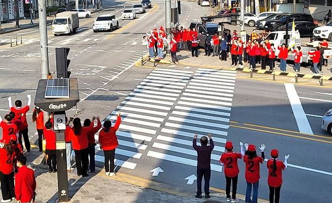 [충주=뉴시스] 이병찬 기자 = 12일 충북 충주 국민의힘 당원들이 충주시 문화동 이마트 앞 교차로에서 대선 선거운동 출정식을 하고 있다.(사진=국민의힘 충주당협 제공).2025.05.12.photo@newsis.com *재판매 및 DB 금지