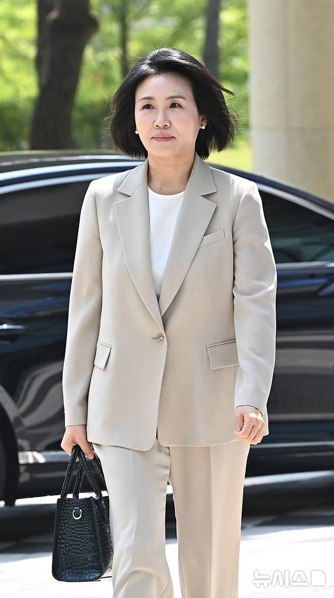 [수원=뉴시스] 김종택 기자 = 공직선거법위반 혐의로 1심에서 벌금형을 선고받은 이재명 더불어민주당 대선 후보의 배우자 김혜경씨가 12일 경기 수원시 영통구 수원지방법원에서 열리는 항소심 선고 공판에 출석하고 있다. 2025.05.12. jtk@newsis.com