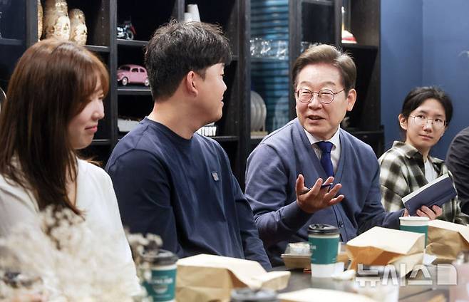 [성남=뉴시스] 조성우 기자 = 이재명(오른쪽 두 번째) 더불어민주당 대선후보가 제21대 대통령선거 공식 선거운동이 시작된 12일 경기 성남시 분당구 판교역 인근 미팅룸에서 열린 'K-혁신' 브라운백 미팅에서 IT 개발자들과 대화하고 있다. (공동취재) 2025.05.12. photo@newsis.com