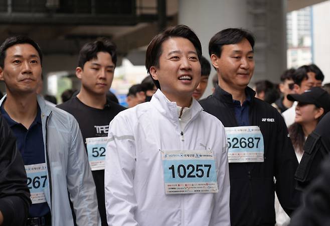 [서울=뉴시스] 고승민 기자 = 이준석 개혁신당 대선 후보가 11일 부산 벡스코광장에서 열린 2025 다이아몬드 브리지 국제 걷기 축제에 참석하고 있다. (사진=이준석 캠프 제공) 2025.05.11. photo@newsis.com *재판매 및 DB 금지