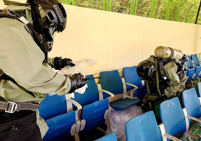 [정선=뉴시스] 12일 北 대남 오물·쓰레기 풍선 폭발과 화재 상황을 가정한 민·관·군·경·소방 통합 훈련에서 육군 36사단 CRST 장병들이 원점지역 일대에서 화학탐지를 하고 있다. (사진=육군 제36보병사단 제공). photo@newsis.com  *재판매 및 DB 금지