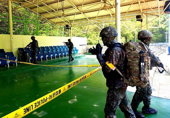 [정선=뉴시스] 12일 北 대남 오물·쓰레기 풍선 폭발과 화재 상황을 가정한 민·관·군·경·소방 통합 훈련에서 육군 36사단 초동조치 부대가 원점일대를 수색하고 있다. (사진=육군 제36보병사단 제공). photo@newsis.com  *재판매 및 DB 금지