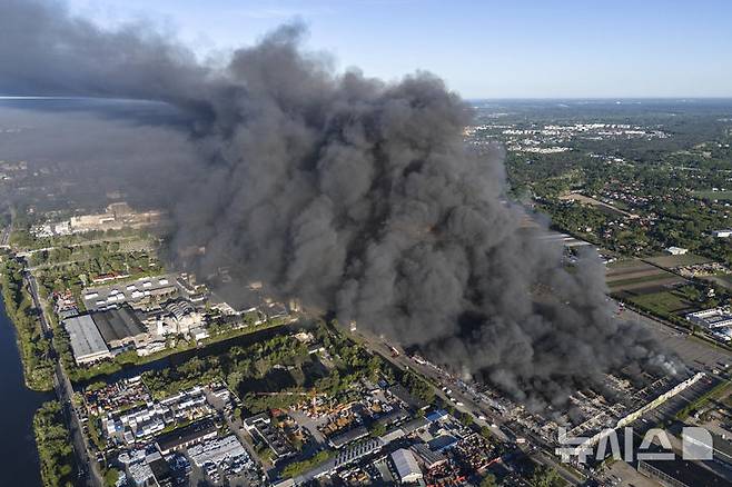[바르샤바(폴란드)=AP/뉴시스]2024년 5월12일 폴란드 바르샤바의 한 대규모 쇼핑단지에서 불이 타오르고 있다. 폴란드 당국이 지난해 바르샤바의 한 쇼핑센터를 파괴한 화재에 대해 러시아가 책임이 있다고 밝힌 후 라데크 시코르스키 폴란드 외무장관은 12일 남부 크라쿠프의 러시아 영사관 폐쇄를 지시했다고 밝혔다. 2025.05.12.