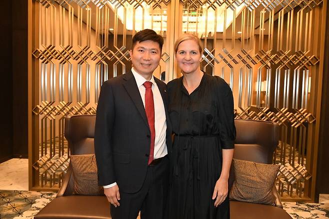 [서울=뉴시스] 쿠웨이트에서 열린 제45차 아시아올림픽평의회(OCA) 총회에 참석한 유승민 대한체육회장과 커스티 코번트리 국제올림픽위원회(IOC) 위원장 당선인. (사진 = 대한체육회 제공) *재판매 및 DB 금지