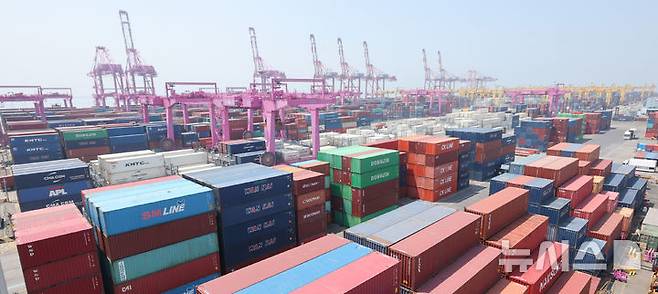 [인천=뉴시스] 전진환 기자 = 관세청은 이달 1일부터 10일까지 수출 128억 달러, 수입 145억 달러를 기록했다고 12일 밝혔다. 전년 동기 대비 수출은 23.8%(40억1000만 달러)가 줄었고 수입은 15.9%(27억6000만 달러)가 감소했다. 미국의 품목별 관세 강화와 중국·미국 등 주요 시장 수요 위축이 수출 감소폭을 키운 것으로 보인다. 이날 인천 연수구 인천신항 컨테이너 터미널에서 컨네이너가 쌓여 있다.  2025.05.12. amin2@newsis.com