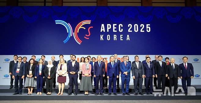 [서귀포=뉴시스] 우장호 기자 = 12일 오전 서귀포시 제주국제컨벤션센터에서 열린 아시아태평양경제협력체(APEC) 고용노동 장관회의에서 주요국 참석자들이 기념촬영을 하고 있다.한국에서 APEC 고용노동 장관회의가 열린 건 1997년 서울에서 개최된 이후 28년 만이다. APEC 고용노동 장관회의는 2014년 베트남 회의 이후 중단됐다가 회원국들의 합의로 11년 만에 열렸다. 2025.05.12. woo1223@newsis.com