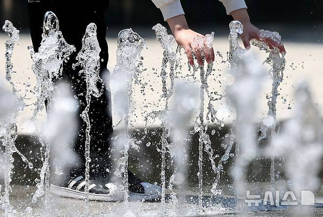 [대구=뉴시스] 이무열 기자 = 대구 낮 최고기온이 26도까지 오르며 초여름 날씨를 보인 12일 대구 서구 평리공원 바닥분수에서 시원한 물줄기가 솟아오르고 있다. 2025.05.12. lmy@newsis.com