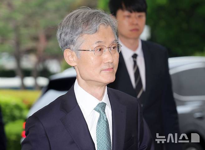 [서울=뉴시스] 홍효식 기자 = 더불어민주당이 이재명 대선 후보의 파기환송 판결 관련 조희대 대법원장에게 자진 사퇴를 공식 요구한 가운데 조 대법원장이 9일 오전 서울 서초구 대법원으로 출근하고 있다. 2025.05.09. yesphoto@newsis.com