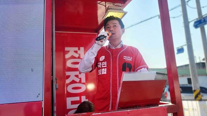 [세종=뉴시스] 송승화 기자 =  12일 세종시 조치원읍 신흥 사거리에서 열린 선거 운동에서 이준배 국민의힘 세종시당 위원장이 한표를 호소하고 있다. 2025.05.12. ssong1007@newsis.com. *재판매 및 DB 금지