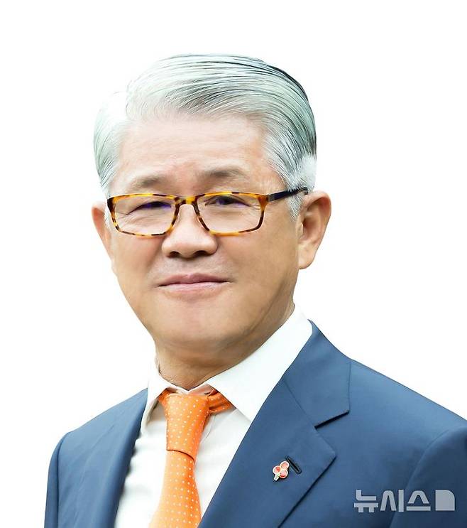 [서울=뉴시스]최신원 대한펜싱협회 회장. (사진=대한펜싱협회 제공)