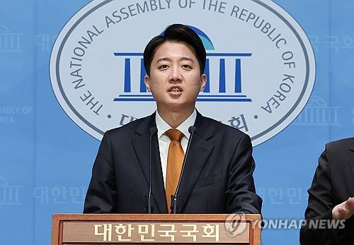 이준석 후보, 선거 구상 발표 (서울=연합뉴스) 김주형 기자 = 개혁신당 이준석 대선 후보가 제21대 대통령 선거 공식 선거운동 첫날인 12일 서울 여의도 국회 소통관에서 선거 구상 발표를 하고 있다. 2025.5.12 kjhpress@yna.co.kr