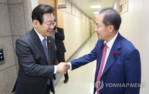 악수하는 더불어민주당 이재명 후보와 홍준표 전 대구시장 [연합뉴스 자료사진]