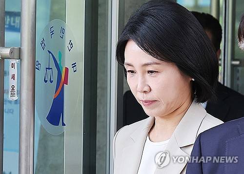 항소심 선고공판 마치고 나오는 김혜경 씨 (수원=연합뉴스) 홍기원 기자 = 공직선거법 위반 혐의로 기소돼 1심에서 벌금형을 선고받은 더불어민주당 이재명 대선후보 배우자 김혜경 씨가 12일 경기도 수원시 영통구 수원고등법원에서 열린 항소심 선고공판을 마치고 나오고 있다.      수원고법 형사3부(김종기 고법판사)는 12일 김씨의 공직선거법 위반(기부행위) 혐의 항소심 선고 공판에서 피고인과 검사가 제기한 항소를 모두 기각하고 원심 판결을 그대로 유지했다.      1심은 김씨에게 벌금 150만원을 선고했다. 2025.5.12 xanadu@yna.co.kr