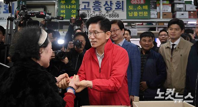 김문수 국민의힘 대선 후보가 12일 새벽 제21대 대통령 선거 공식 선거운동 첫 일정으로 서울 송파구 양재대로 가락시장을 방문해 상인들과 대화하고 있다. 박종민 기자