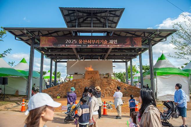 제21회 울산쇠부리축제가 성황리에 마무리된 가운데 축제 사흘 동안 관람객 16만4천 여 명이 찾았다. 쇠부리기술을 재연하는 모습. 북구청 제공