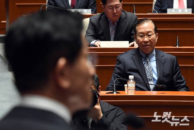 국민의힘 권영세 비대위원장이 9일 국회에서 열린 의원총회에 참석해 김문수 대선후보의 발언을 듣고 있다. 황진환 기자
