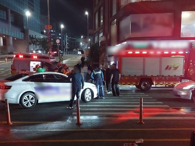 11일 부산 해운대구 중동의 한 도로에서 택시가 횡단보도를 건너던 보행자 2명을 들이받는 사고가 발생했다. 부산경찰청 제공