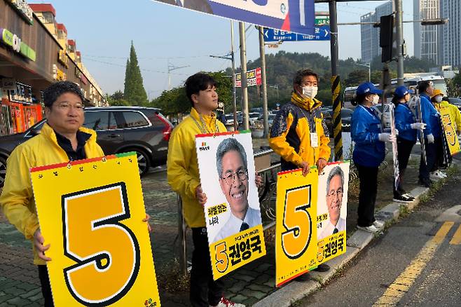 민주노동당 권영국 후보 선대위가 12일 출근길 선전전을 하는 모습. 연합뉴스