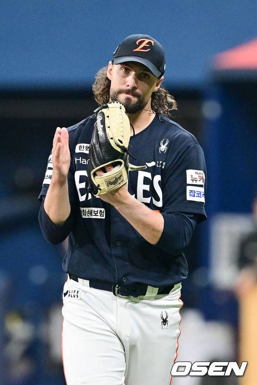 [OSEN=고척, 박준형 기자] 11일 오후 서울 고척스카이돔에서 ‘2025 신한 SOL BANK KBO리그’ 키움 히어로즈와 한화 이글스의 경기가 진행됐다.이날 경기에 키움은 김윤하가, 한화 와이스가 선발투수로 나선다.8회말 이닝종료 후 한화 선발투수 와이스가 박수를 치며 기뻐하고 있다.      2025.05.11 / soul1014@osen.co.kr