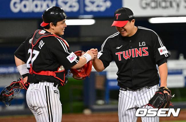 [OSEN=대구, 이석우 기자] 10일 대구삼성라이온즈파크에서 2025 신한 SOL 뱅크 KBO 리그 삼성 라이온즈와 LG 트윈스의 더블헤더 2차전 경기가 열렸다. 홈팀 삼성은 레예스가, 방문팀 LG는 임찬규가 선발 출전했다. LG 트윈스 장현식과 박동원이 삼성 라이온즈에 4-1로 승리한 후 기쁨을 나누고 있다. 2025.05.10 / foto0307@osen.co.kr