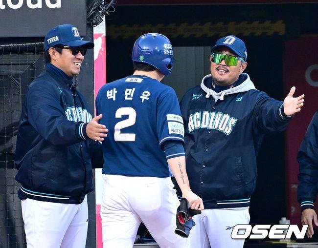 [OSEN=최규한 기자] 3회초 2사 2루 NC 데이비슨의 달아나는 1타점 적시타 때 홈을 밟은 박민우가 이호준 감독과 인사를 나누고 있다. 2025.05.07 / dreamer@osen.co.kr