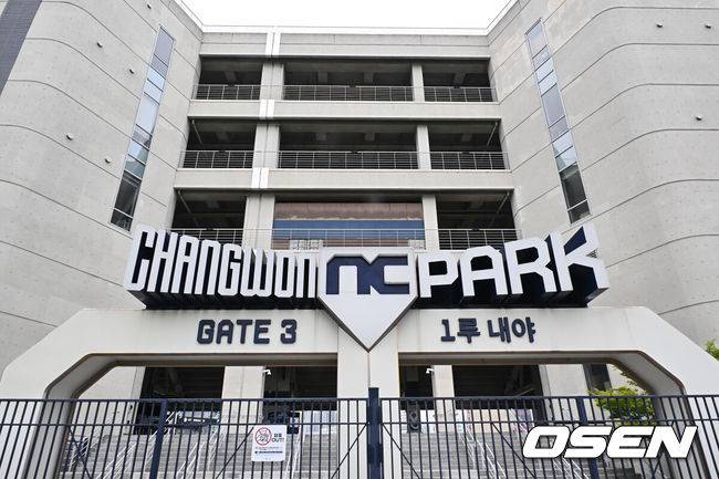 [OSEN=창원, 이석우 기자] 지난 3월 29일 NC 다이노스와 LG 트윈스의 경기 중 3루 내야석 매점 부근 약 4층 높이에 있던 알루미늄 '루버'가 떨어져 관중이 사망하는 사고가 발생했다. 지난 8일 KBO는 NC 다이노스 구단의 요청에 따라, NC가 울산 문수야구장을 2025 시즌 임시 대체 홈구장으로 사용하는 것을 승인했다. 사고가 발생한 지점의 루버를 포함해 야구장과 철골 주차장에 설치된 309개의 루버를 전면 철거했다. 2025.05.11 / foto0307@osen.co.kr