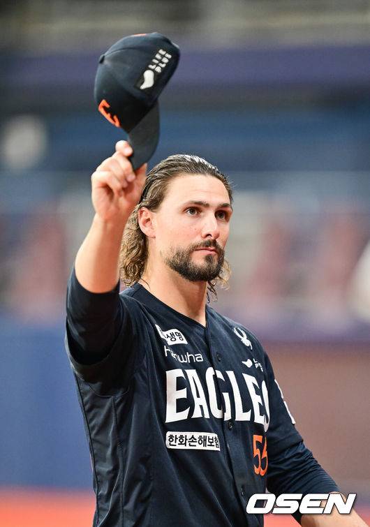 [OSEN=고척, 박준형 기자] 프로야구 한화 이글스가 파죽의 12연승을 질주했다.한화는 11일 서울 고척스카이돔에서 열린 ‘2025 신한은행 SOL Bank KBO리그’ 키움 히어로즈와의 경기에서 8-0 완승을 거뒀다. 이날 승리로 한화는 11연승에 성공했다. 1992년 5월 23일 청주 쌍방울 더블헤더 2차전 승리 이후 1만2041일 만에 12연승이다.&nbsp;경기종료 후 2025.05.11 / soul1014@osen.co.kr