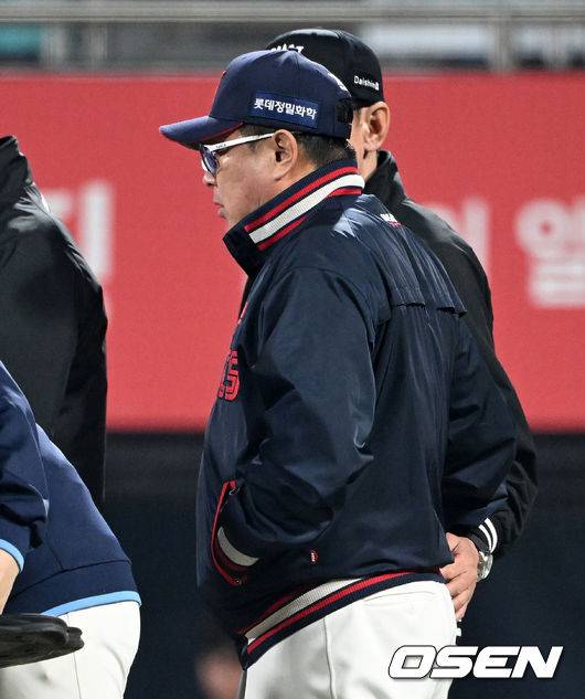 김태형 감독에게 미안함 전하는 이강철 감독