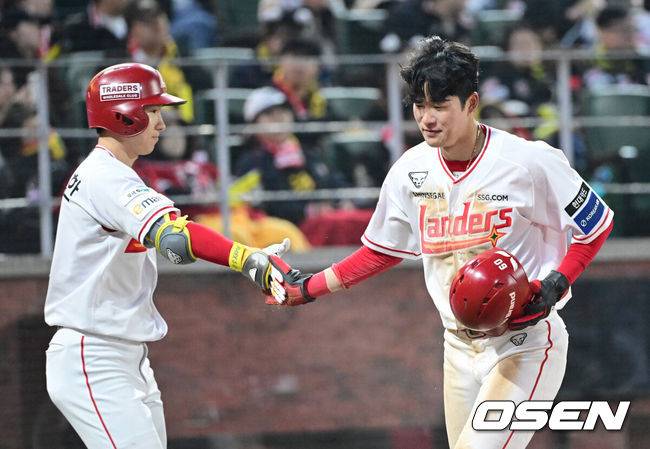 [OSEN=인천, 최규한 기자] 11일 오후 인천 SSG랜더스필드에서 ‘2025 신한 SOL Bank KBO리그’ SSG 랜더스와 KIA 타이거즈의 더블헤더 2차전 경기가 열렸다.이날 홈팀 SSG는 김광현, 방문팀 KIA는 양현종을 선발로 내세웠다.6회말 무사 3루 상황 SSG 최지훈의 동점 1타점 희생플라이 때 득점에 성공한 채현우가 박성한과 인사를 나누고 있다. 2025.05.11 / dreamer@osen.co.kr