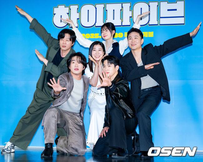 [OSEN=민경훈 기자] 12일 서울 롯데시네마 건대입구에서 영화 '하이파이브' 제작보고회가 열렸다.'하이파이브'(강형철 감독)는 장기이식으로 우연히 각기 다른 초능력을 얻게 된 다섯 명이 그들의 능력을 탐하는 자들과 만나 벌어지는 이야기를 그린 코믹 액션 활극으로 오는 30일 개봉예정이다.배우 이재인, 안재홍, 라미란, 김희원, 오정세, 박진영이 포토타임을 갖고 있다. 2025.05.12 /rumi@osen.co.kr