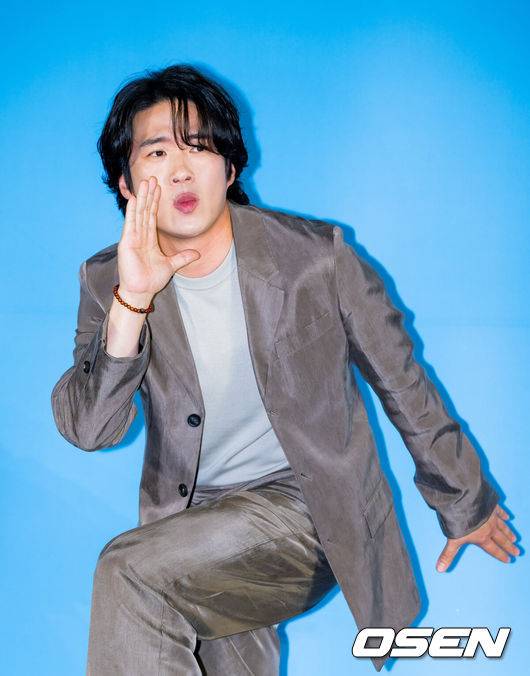 [OSEN=민경훈 기자] 12일 서울 롯데시네마 건대입구에서 영화 '하이파이브' 제작보고회가 열렸다.'하이파이브'(강형철 감독)는 장기이식으로 우연히 각기 다른 초능력을 얻게 된 다섯 명이 그들의 능력을 탐하는 자들과 만나 벌어지는 이야기를 그린 코믹 액션 활극으로 오는 30일 개봉예정이다.배우 안재홍이 포토타임을 갖고 있다. 2025.05.12 /rumi@osen.co.kr