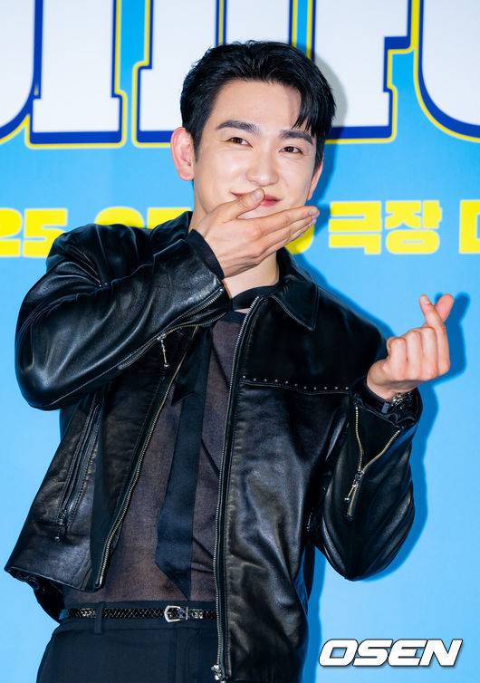 [OSEN=민경훈 기자] 12일 서울 롯데시네마 건대입구에서 영화 '하이파이브' 제작보고회가 열렸다.'하이파이브'(강형철 감독)는 장기이식으로 우연히 각기 다른 초능력을 얻게 된 다섯 명이 그들의 능력을 탐하는 자들과 만나 벌어지는 이야기를 그린 코믹 액션 활극으로 오는 30일 개봉예정이다.배우 박진영이 포토타임을 갖고 있다. 2025.05.12 /rumi@osen.co.kr