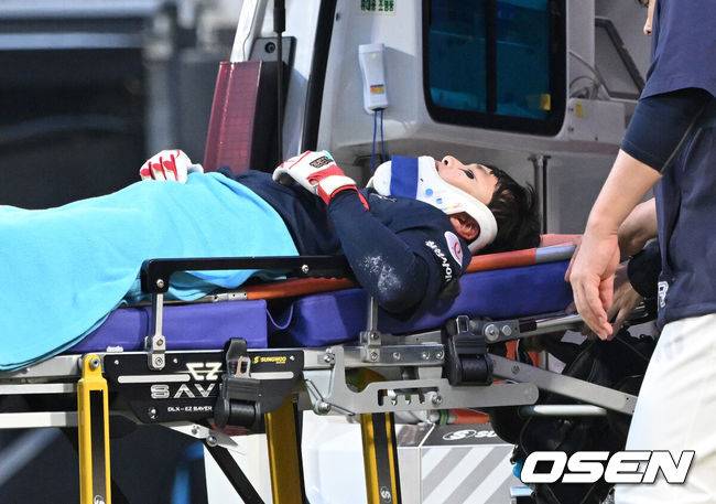 [OSEN=수원, 이대선 기자] 11일 오후 수원 KT위즈파크에서 2025 신한 SOL Bank KBO리그 KT 위즈와 롯데 자이언츠의 더블헤더 2차전 경기가 열렸다.KT는 오원석, 롯데는 이민석을 선발 투수로 내세웠다.4회초 2사 1,2루에서 KT 오원석에 투구에 맞은 롯데 이호준이 구급차에 실려 나가고 있다.2025.05.11 /sunday@osen.co.kr