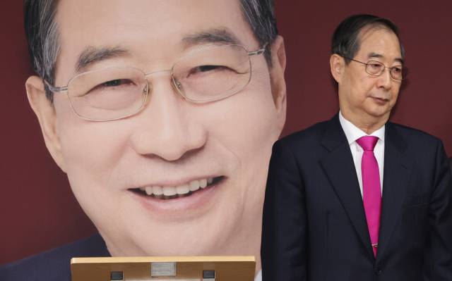 ▲한덕수 대통령선거 예비후보가 11일 서울 여의도 캠프 사무실에서 기자회견을 마친 뒤 이동하고 있다. ⓒ연합뉴스