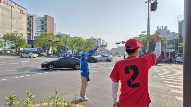 ▲제21대 대통령선거운동이 본격적으로 시작된 12일 오전 전북 전주시 완산구 꽃밭정이 사거리에서 더불어민주당과 국민의힘 선거 운동원들이 출근하는 시민들에게 인사를 하고 있다. ⓒ프레시안