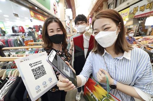 ▲익산 지역화폐인 '다이로움'의 다른 시·군 출신 가입자만 2만7000명에 육박하는 등 역외자금을 익산으로 끌어오는 '유입효과'만 한해 200억원에 가까운 것으로 분석돼 지역 자영업자와 소상공인 활성화에 큰 도움을 주고 있다는 분석이다. ⓒ익산시