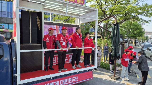 ▲조배숙 국민의힘 전북도당위원장이 12일 오전 전북 전주시 완산구 꽃밭정이 사거리에서 21대 대통령선거의 본격적인 출발을 알리며 압도적인 지지를 호소하고 있다. ⓒ프레시안