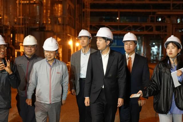 ▲제21대 대통령 선거 공식 선거운동 첫날인 12일 새벽 개혁신당 이준석 대선 후보가 전남 여수시 금호피앤비화학 여수2공장을 방문해 현장을 둘러보고 있다. 2025.5.12ⓒ연합뉴스