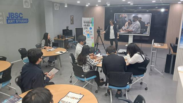 ▲‘우리동네 시네마 교육’ 참가자들이 JBSC 아트스튜디오에서 대형 화면과 장비를 활용해 영상 제작 실습에 참여하고 있다. ⓒ전북특별자치도 제공