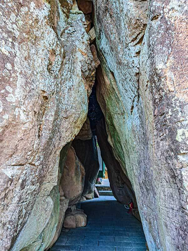 사성암 도선굴. 도선국사가 수도했다고 하여 이름이 유래한다.