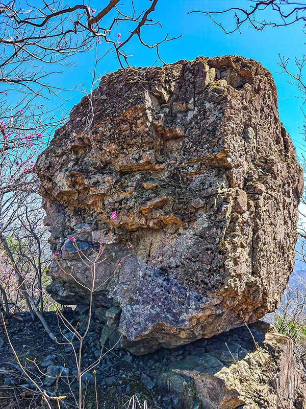 흔들릴 것 같지 않은 흔들바위.