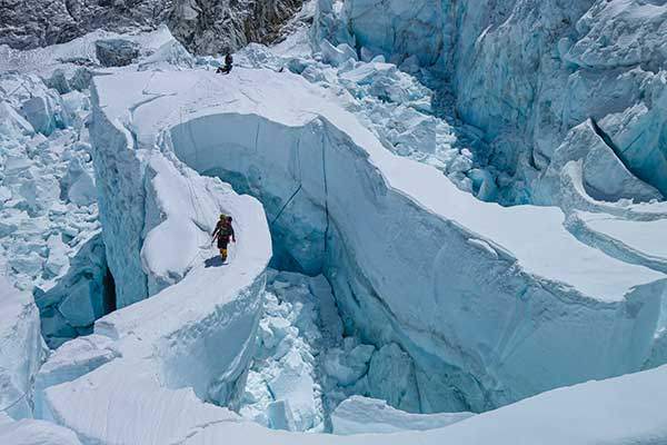 에베레스트에서 아찔한 설원지대를 돌파한다.