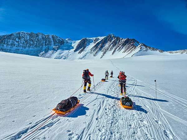 남극 빈슨 매시프 정상 등정을 위해 썰매를 끌고 이동하는 대원들.