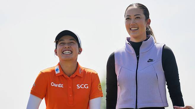 미즈호 아메리카스오픈에서 우승한 지노 티띠꾼(왼쪽)과 대회 주최자인 미셸 위