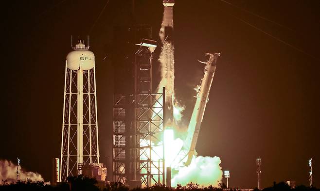 저궤도 위성통신은 기존 통신 음영지역 등 지구 전역에서 서비스가 가능해 6G(6세대 이동통신) 시대에 중요성이&nbsp;더 커질 것으로 전망된다. 사진은 이달 초 미국 플로리다 케이프 커내버럴 우주군 기지에서 스페이스X의 팰컨9 로켓이 스타링크 위성을 싣고 발사되는 모습. UPI연합뉴스